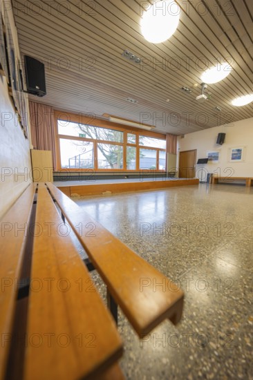 Common room with wooden benches, large windows and simple furnishings, Schlehengäu Grund Schule Gechingen, Calw district, Germany