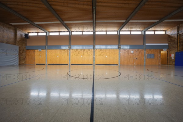 Large sports hall with wooden elements and a central playing field marker, Schlehengäu Grund Schule Gechingen, Calw district, Germany