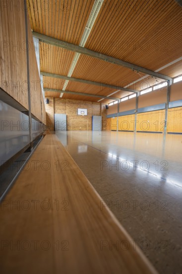 Basketball hall with wooden elements and a quiet, reflective floor area, Schlehengäu Grund Schule Gechingen, Calw district, Germany