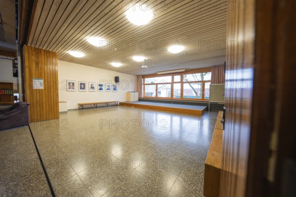 Another common room with parquet floors, wooden walls and large windows, decorated with picture frames, Schlehengäu Grund Schule Gechingen, Calw district, Germany