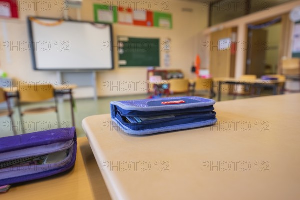 Pencil case on a classroom table, the background blurred, Schlehengäu Grund Schule Gechingen, Calw district, Germany
