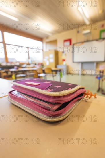 A pencil case is lying on a school desk in the classroom, blurred background, Schlehengäu Grund Schule Gechingen, Calw district, Germany