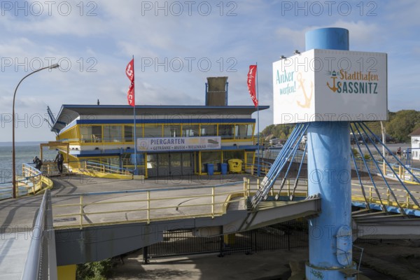 Piergarten am Stadthafen, pillar with sign Stadthafen Sassnitz, Sassnitz, Rügen, island, Baltic Sea, Mecklenburg-Western Pomerania, Germany