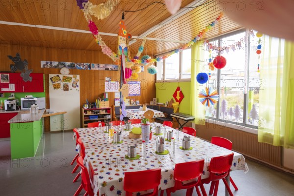 Festively decorated room in kindergarten with long blackboard and colorful chairs, lots of daylight, homework supervision, Schlehengäu Grund Schule Gechingen, Calw district, Germany