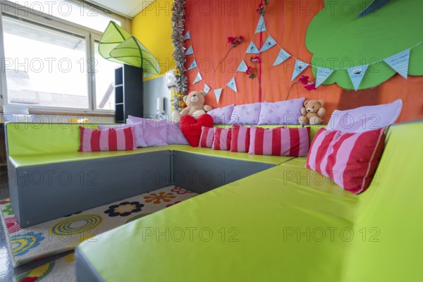 Cosy seating area with colorful pillows and cuddly toys, decorative background, homework supervision, Schlehengäu Grund Schule Gechingen, Calw district, Germany