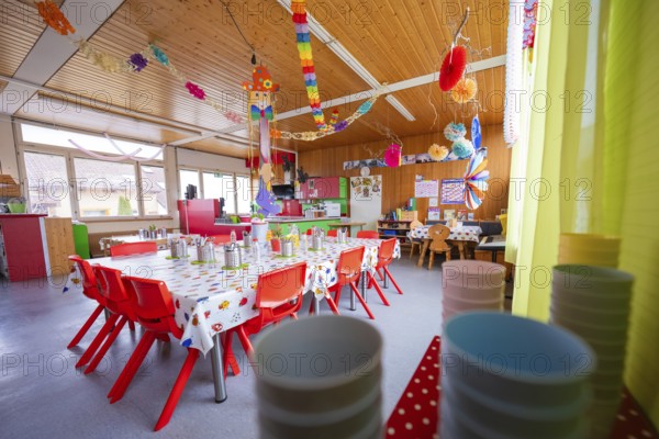 Creative kindergarten room with colorful table decoration and cheerful details, inviting atmosphere, homework supervision, Schlehengäu Grund Schule Gechingen, Calw district, Germany