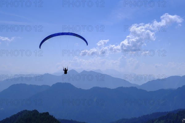 Paragliders in front of the Chiemgau Alps, on Hochfelln, Bergen, Chiemgau, Upper Bavaria, Bavaria, Germany