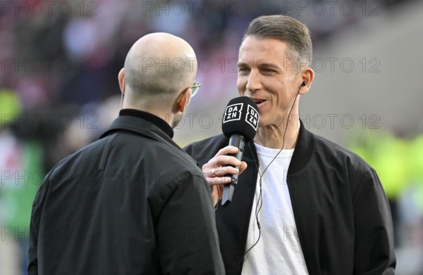 Coach coach Daniel farmer VfL Wolfsburg interviewed microphone micro logo DAZN soccer Bundesliga, MHPArena, MHP Arena Stuttgart, Baden-Württemberg, Germany