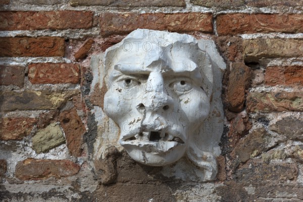 Sculpture of a head in a wall, Venice, Ventien, Italy