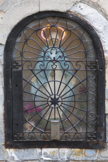 Figure of Mary in a niche on a residential building façade, Venice, Veneto, Italy
