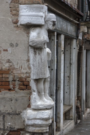 Marble statue of a merchant family from the 13th and 14th century, Campo dei Mori in the Cannaregio district, Venice, Veneto, in the Cannaregio district, Venice, Veneto, Italy