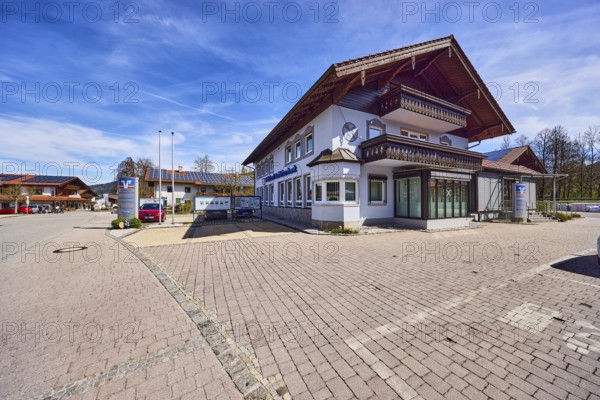 Volksbank Raiffeisenbank Oberbayern Südost eG, alpine building, façade with windows and balcony, building material wood, general architecture, blue sky, cirrus clouds, cirrostratus clouds, Traunsteiner Straße, Inzell, Traunstein district, Bavaria, Germany