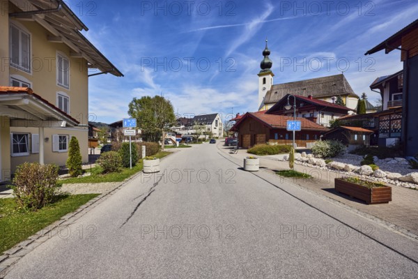 St. Michael church, baroque and late Gothic style, parish church, court builder Tobias Kendler, traffic-calmed area, general architecture, residential building, front garden, flower pot, meadow, trees, blue sky, cirrus clouds, cirrostratus clouds, Reichenhaller Straße, Inzell, district of Traunstein, Bavaria, Germany