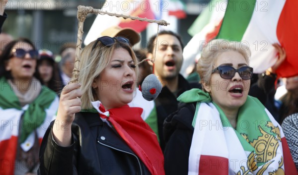 Iranians demonstrate on the day of the US and Israeli attack on Iran in Berlin, 28.02.2026. Many people call Mush Ali Khamenei. A demonstrator holds a stuffed mouse on a gallows. Mush means mouse. From the point of view of the protesters, Obermullah Khamenei hides in the bunker like a mouse in a hole, Berlin, Germany