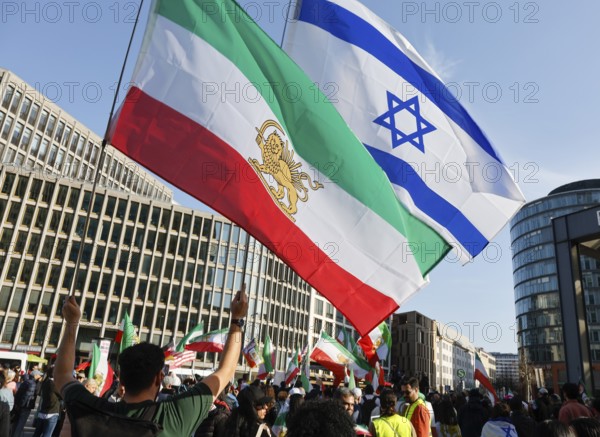 Iranians demonstrate on the day of the US and Israeli attack on Iran, Berlin, 28.02.2026. People wave flags of the Iranian monarchy, German, Israeli and US flags, Berlin, Berlin, Germany