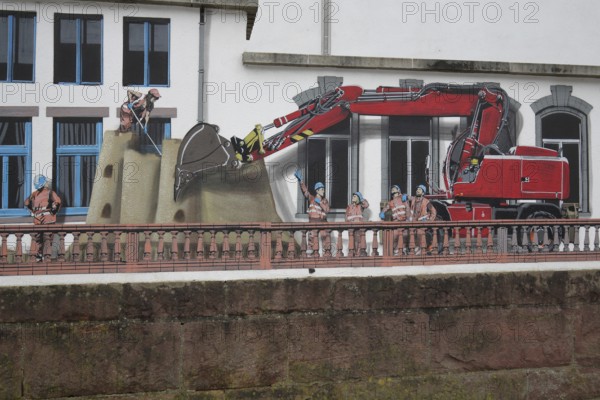 Mural Baubau von Jaune 2020, alleyway art, graffiti, balustrade, dump truck, construction site vehicle, construction worker, road worker, Baugasse, Bad Vilbel, Wetterau, Hesse, Germany