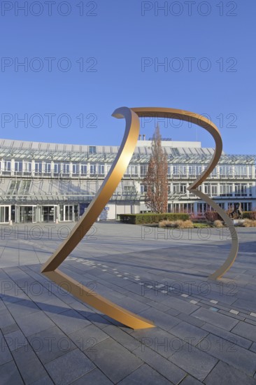 Sculpture The squaring of the circle by the artist collective Troika 2023, modern art, abstract art, golden bars, pipes, square, corners, curved, dialectic, Raiffeisenplatz, Wiesbaden, Taunus, Hesse, Germany, EuropeThe squaring of the circle by artists collective Troika 2023, Europe