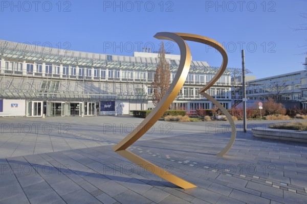Sculpture The Squaring of the Circle by the artist collective Troika 2023, modern art, abstract art, golden bars, pipes, square, corners, curved, dialectic, Raiffeisenplatz, Wiesbaden, Taunus, Hesse, Germany