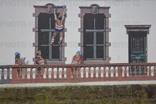 Mural construction by Jaune 2020, alleyway art, graffiti, construction workers climbing at the window, symbol, against, work safety, accident prevention, prevention, danger, curious, parapet, construction site, mason, road worker, Baugasse, Bad Vilbel, Wetterau, Hesse, Germany