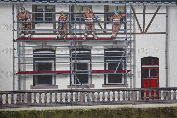 Mural construction by Jaune 2020, alleyway art, graffiti, construction workers on scaffolding, balustrade, construction site, mason, house facade, Baugasse, Bad Vilbel, Wetterau, Hesse, Germany