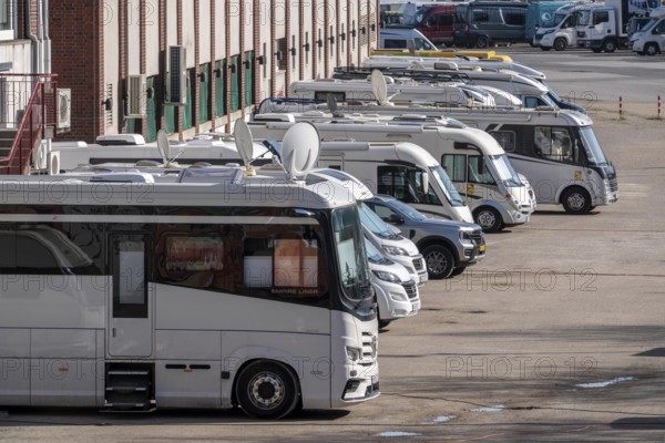 Motorhomes, parking, trade fair visitors spend the night in the exhibition car park P2, during the trade fair trip + camping, in Essen, North Rhine-Westphalia, Germany