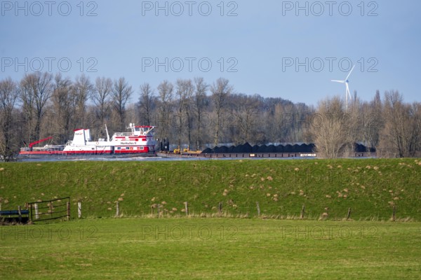 Schubverband HGK Herkules II, coal for the steel industry, coking coal, floods on the Rhine, Lower Rhine near Xanten, height of Bislicher Insel, water level at just under 8 meters, Rhine dike, do not normally see the Rhine ships from this perspective, North Rhine-Westphalia, Germany