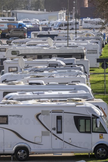 Motorhomes, parking, trade fair visitors spend the night in the exhibition car park P2, during the trade fair trip + camping, in Essen, North Rhine-Westphalia, Germany