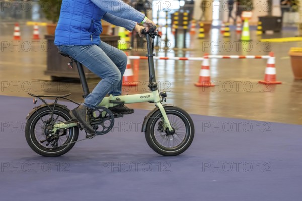 Test drives of new bikes at the public trade fair Fahrrad Essen, in the halls of Messe Essen, retailers and manufacturers show everything about bicycles, e-bikes, accessories, eovolt Klapp Bike, North Rhine-Westphalia, Germany