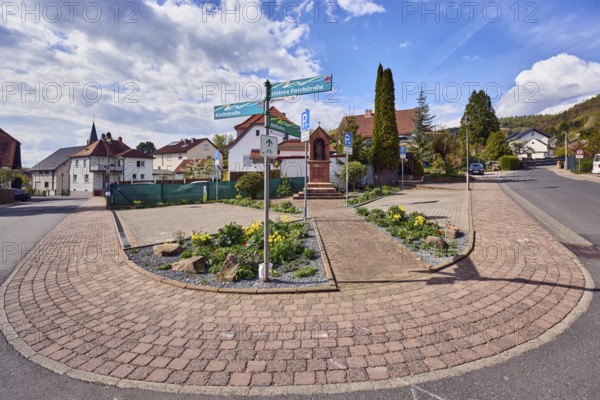 Roads, sidewalk, flower bed, residential development, residential building, single-family house, apartment buildings, general development, street signs, street name, parking boxes, traffic sign parking lot with additional sign only for fire department, trees, blue sky, cumulus clouds, Kirchstraße, Hoffuhre and Untere Forststraße intersection, Waldaschaff, Lower Franconia, Aschaffenburg district, Bavaria, Germany