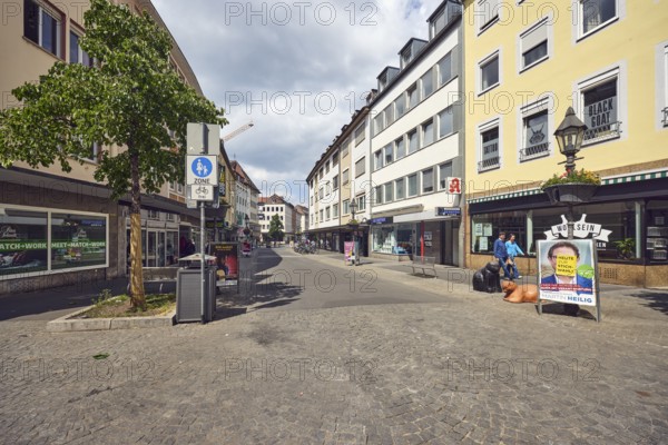Pedestrian zone, general architecture, houses, residential buildings and commercial buildings, shops, shopping, lantern, traffic sign pedestrian zone, city center, trees, cloudy, blue sky, cumulus clouds, Plattnerstraße confluence in Sterngasse, Würzburg, Lower Franconia, district-free city, Bavaria, Germany
