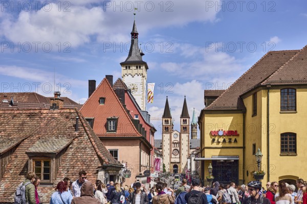 Grafeneckart, Würzburg Cathedral, fashion store Wöhrl Plaza, Rudolf Wöhrl SE, buildings, roofs, hipped roof, town hall tower, double tower, city center, pedestrian zone, pedestrians as a secondary motif, image processing contrasts, blue sky, cumulus clouds, Domstraße, Würzburg, Lower Franconia, district-free city, Bavaria, Germany