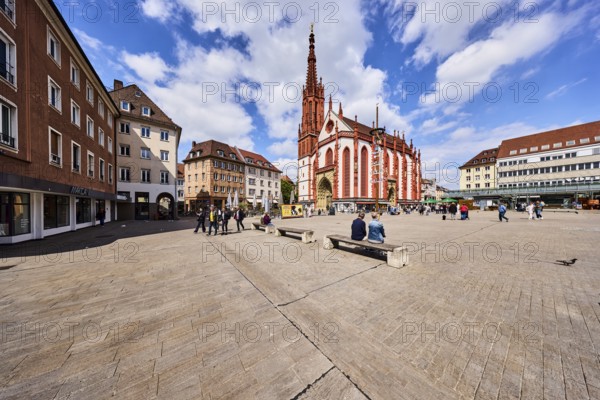 Marienkapelle, chapel, square, pedestrian zone, general architecture, residential buildings and commercial buildings, benches, pedestrians and seated people as secondary motifs, blue sky, cumulus clouds, Unterer Markt, Würzburg, Lower Franconia, district-free city, Bavaria, Germany