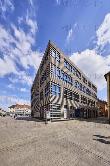 Volksbank Raiffeisenbank Würzburg eG, Würzburg-Forum branch, commercial building, modern architecture, general development, chapel, pedestrian zone, square, alleyway, blue sky, cumulus clouds, intersection of market square, Langgasse and Gressengasse, Würzburg, Lower Franconia, district-free city, Bavaria, Germany