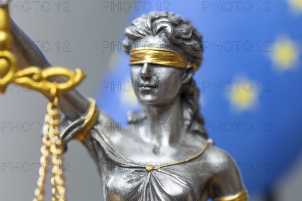 Close-up of a Justitia in front of the flag of the European Union (symbolic image)