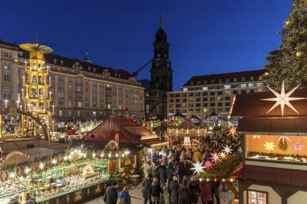 Large pyramid at the Striezelmarkt Christmas market on the Altmarkt in Dresden, in the background the Kreuzkirche, Saxony, Germany