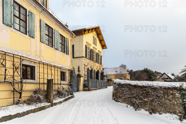 Landhaus des Meinholdschen Weingut in the snow, today Weingut Aust, Oberlössnitz, Radebeul, Saxony, Germany