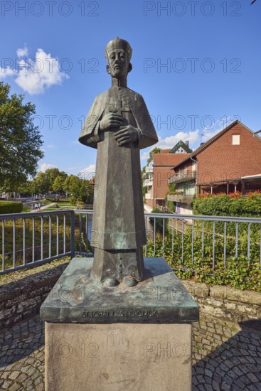 Saint John Nepomuk bridge saint, general architecture, houses, brick buildings, residential buildings, Mühlenstever, Stever river, metal railing, pedestrian bridge, pedestrian zone, trees, blue sky, cumulus clouds, Mühlenstraße, Borgmühlenpättken, Lüdinghausen, Münsterland, Coesfeld district, North Rhine-Westphalia, Germany