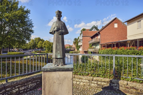 Saint John Nepomuk bridge saint, general architecture, houses, brick buildings, residential buildings, Mühlenstever, Stever river, metal railing, pedestrian bridge, pedestrian zone, trees, blue sky, cumulus clouds, Mühlenstraße, Borgmühlenpättken, Lüdinghausen, Münsterland, Coesfeld district, North Rhine-Westphalia, Germany