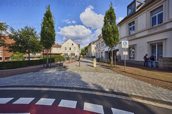 Pedestrian zone, barrier bollard, traffic sign pedestrian zone, street, general development, houses, residential buildings and commercial buildings, trees, blue sky, cumulus clouds, intersection of Borg, Steverstraße and Mühlenstraße, Lüdinghausen, Münsterland, Coesfeld district, North Rhine-Westphalia, Germany
