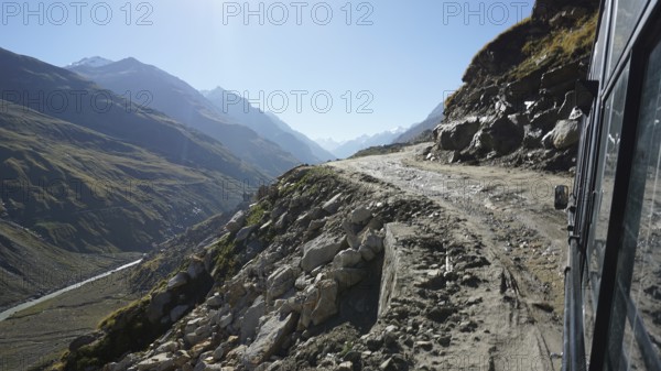 Drive along a remote mountain road with sweeping views in bright sunshine, Manali-Leh Highway, Leh, trekking in Ladakh, Himalayas, India