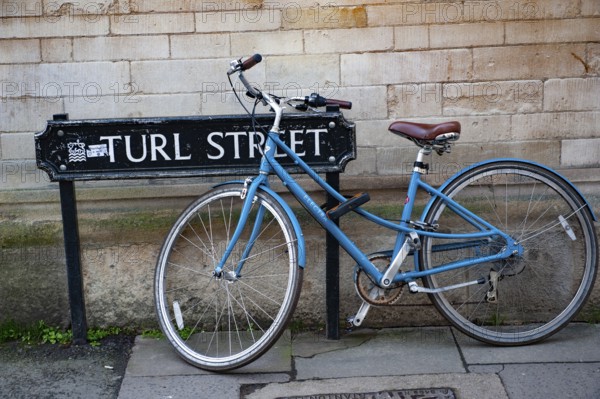 Oxford, England, UK. February 2nd, 2020 Oxford University life, A blue bicycle locked on Turl Street, Oxford city center
