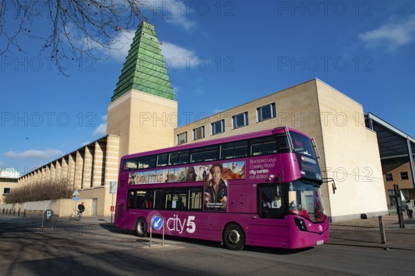 Oxford, England, UK. February 6th 2020 Purple Bus passing the Said Business School, Oxford University, named after Syrian-Saudi billionaire Wafic Saïd, Park End Street, Oxford