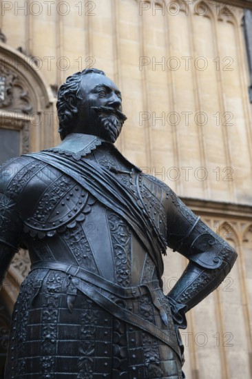 Oxford, England, UK. February 2nd, 2020 Earl of Pembroke statue outside Bodleian Library, The University of Oxford, Oxford, England, United Kingdom