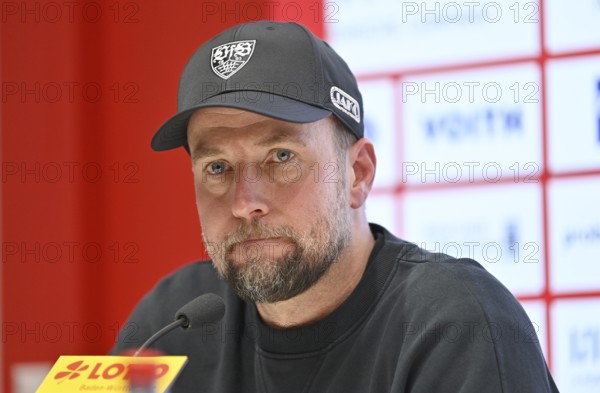 Press conference coach Sebastian Hoeness VfB Stuttgart portrait dissatisfied sour disappointed gesture soccer Bundesliga, Voith-Arena, Heidenheim, Baden-Württemberg, Germany