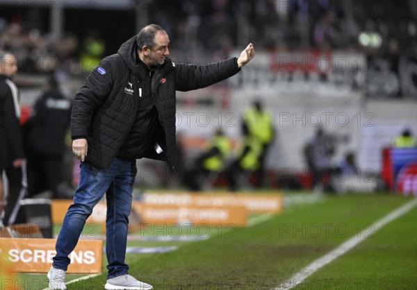 Coach Coach Frank Schmidt 1. FC Heidenheim 1846 FCH on the sidelines gesture gesture soccer Bundesliga, Voith-Arena, Heidenheim, Baden-Württemberg, Germany