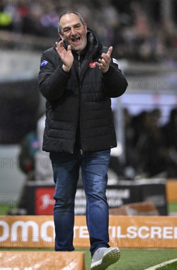 Coach coach Frank Schmidt 1. FC Heidenheim 1846 FCH on the sidelines gesture gesture claps hands cheering up, applause soccer Bundesliga, Voith-Arena, Heidenheim, Baden-Württemberg, Germany