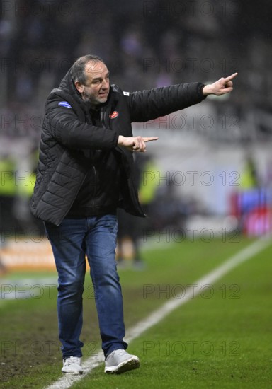 Coach Coach Frank Schmidt 1. FC Heidenheim 1846 FCH on the sidelines gesture gesture soccer Bundesliga, Voith-Arena, Heidenheim, Baden-Württemberg, Germany