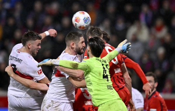 Penalty area scene, Goal area scene Header duel Duel Action Goalkeeper Diant Ramaj 1. FC Heidenheim 1846 FCH (41) Jeff Chabot VfB Stuttgart (24) Ermedin Demirovic VfB Stuttgart (09) Patrick Mainka 1. FC Heidenheim 1846 FCH (06) Soccer Bundesliga, Voith-Arena, Heidenheim, Baden-Württemberg, Germany