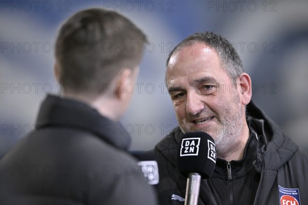 Coach coach Frank Schmidt 1. FC Heidenheim 1846 FCH portrait in interview microphone micro logo DAZN soccer Bundesliga, Voith-Arena, Heidenheim, Baden-Württemberg, Germany