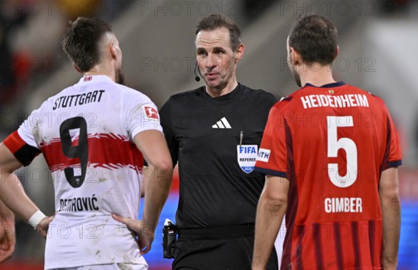 Referee Sascha Stegemann in discussion with Ermedin Demirovic VfB Stuttgart (09) Benedikt Gimber 1. FC Heidenheim 1846 FCH (05) Soccer Bundesliga, Voith-Arena, Heidenheim, Baden-Württemberg, Germany
